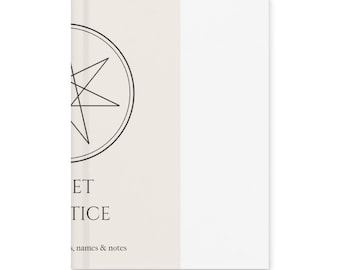 Könnte beinhalten: Ein Notizbuch mit beigem und weißem Einband, das ein schwarzes kreisförmiges Emblem mit einem siebenstrahligen Stern zeigt. Der Text ET TICE und die Wörter names & notes sind in Schwarz auf der linken Seite des Einbands gedruckt.