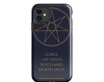 Könnte beinhalten: Eine dunkelblaue Handyhülle mit einem goldfarbenen siebenstrahligen Stern in einem Kreis. Unter dem Stern steht der Text: ZORGE, LAP ZIRDO NOCO MAD, HOATH IAIDA. Unten steht kleiner Text: Be frendely vnto me: for I am the servant of the same your God, the true.