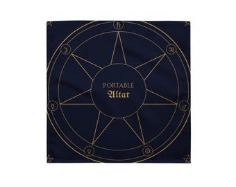Könnte beinhalten: Ein quadratisches, dunkelblaues Stofftuch mit einem goldfarbenen kreisförmigen Design, das einen achtstrahligen Stern, Planetensymbole und den mittig aufgedruckten Text "PORTABLE Altar" zeigt. Das Motiv besteht aus dünnen Linien und Kreisen.