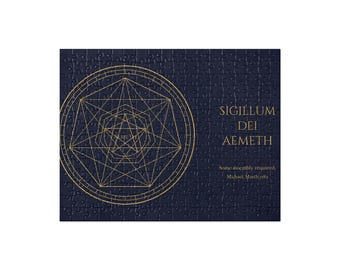 Könnte beinhalten: Ein dunkelblaues Puzzle mit einem goldenen geometrischen Design aus ineinander verschachtelten Fünfecken und Kreisen auf der linken Seite. Rechts steht der Text SIGILLUM DEI AEMETH in Gold, gefolgt von Some assembly required. Michael, March 1982.