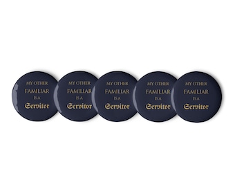 Könnte beinhalten: Fünf kreisförmige marineblaue Ansteckbuttons in einer horizontalen Reihe. Jeder Button zeigt den goldfarbenen Text "MY OTHER FAMILIAR IS A Servitor" in einer klaren serifenlosen Schrift, wobei das Wort Servitor in Schreibschrift gehalten ist.