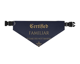 Könnte beinhalten: Ein dunkelblaues, dreieckiges Haustierhalstuch mit goldenem Text Certified FAMILIAR PLEASE DO NOT BANISH und einem goldenen Sternumriss an der Spitze. Das Accessoire verfügt über eine schwarze Kunststoffschnalle und einen Metallring.