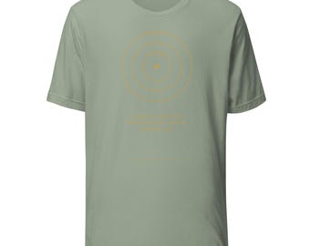 Könnte beinhalten: Ein salbeigrünes Kurzarm-T-Shirt mit einer Grafik aus drei konzentrischen Kreisen in Senfgelb. In der Mitte des innersten Kreises befindet sich ein kleiner Punkt. Unter den Kreisen ist ein Text in Senfgelb aufgedruckt.