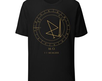 Könnte beinhalten: Ein schwarzes Kurzarm-T-Shirt mit einer goldenen, kreisförmigen astrologischen Grafik inklusive Tierkreiszeichen. Unter dem Kreis befinden sich der Text M. O. sowie das Datum in römischen Ziffern I · I · MCMLXXX in passender goldener Farbe.