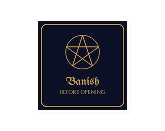 Könnte beinhalten: Ein quadratischer Aufkleber mit dunkelblauem Hintergrund und einem dünnen goldenen Rand. Zentriert ist ein goldenes Pentagramm über dem goldenen Schriftzug "Banish" in dekorativer Schrift, gefolgt von "BEFORE OPENING" in schlichter Schrift.