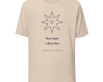 Könnte beinhalten: Ein beiges T-Shirt mit kurzen Ärmeln und einer schwarzen Strichgrafik eines achtstrahligen Sterns. Unter dem Stern steht der Text Born Under a Fired Star, gefolgt von dem kleineren Text ASTRONOMY NOT A HOROSCOPE in einer serifenlosen Schrift.