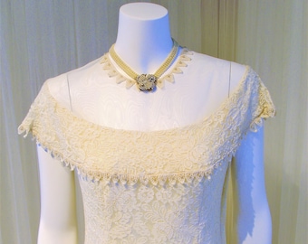 Vestido de novia color marfil de los años 40 con hombros descubiertos y falda amplia de encaje Chantilly