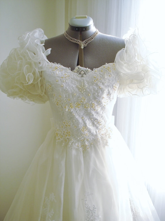 Vintage Ruffled Wedding Dress Lady Antebellum Sty… - image 1