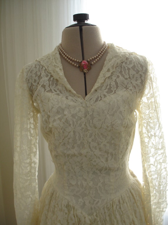 Antique Ivory Lace Wedding Dress and Lace Cap 193… - image 1