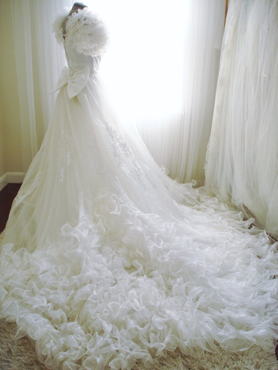 Vintage Ruffled Wedding Dress Lady Antebellum Sty… - image 2