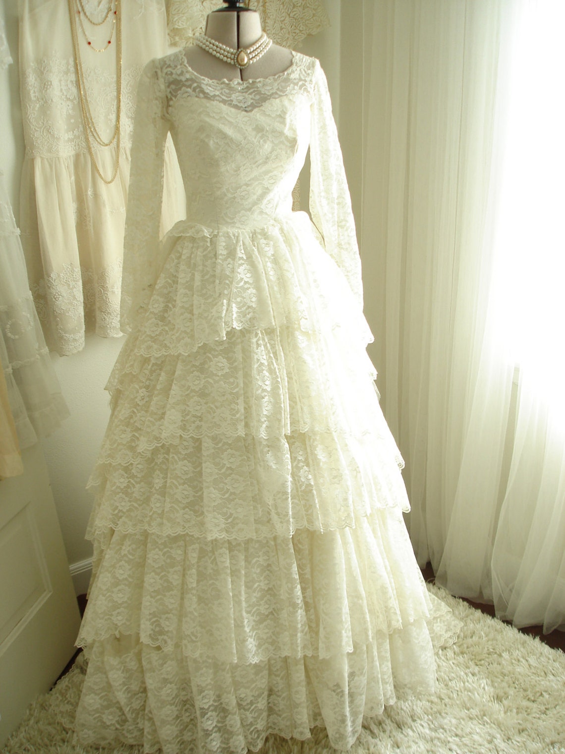 Tiered Lace Sweatheart Wedding Bridal Gown With Full Skirt and Small ...