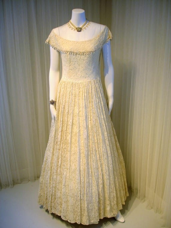 Ivory Wedding Dress 1940s Off the Shoulder Chanti… - image 3