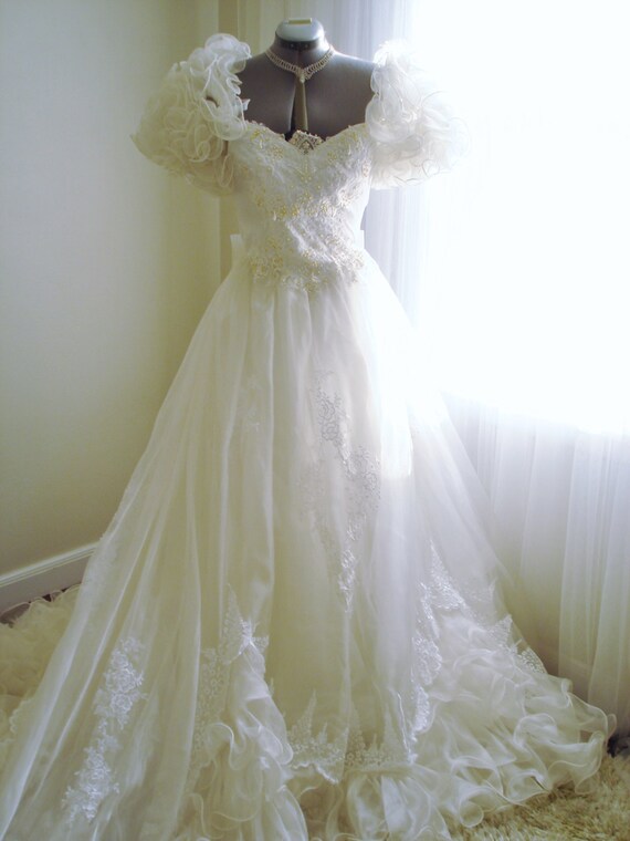 Vintage Ruffled Wedding Dress Lady Antebellum Sty… - image 3