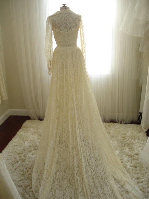 Antique Ivory Lace Wedding Dress and Lace Cap 193… - image 5