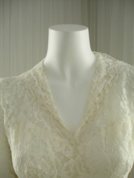 Antique Ivory Lace Wedding Dress and Lace Cap 193… - image 2