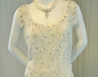 Vestido de novia o cóctel de estilo vintage de mediados de siglo con encaje de seda francesa, adornado con cuentas y diamantes de imitación