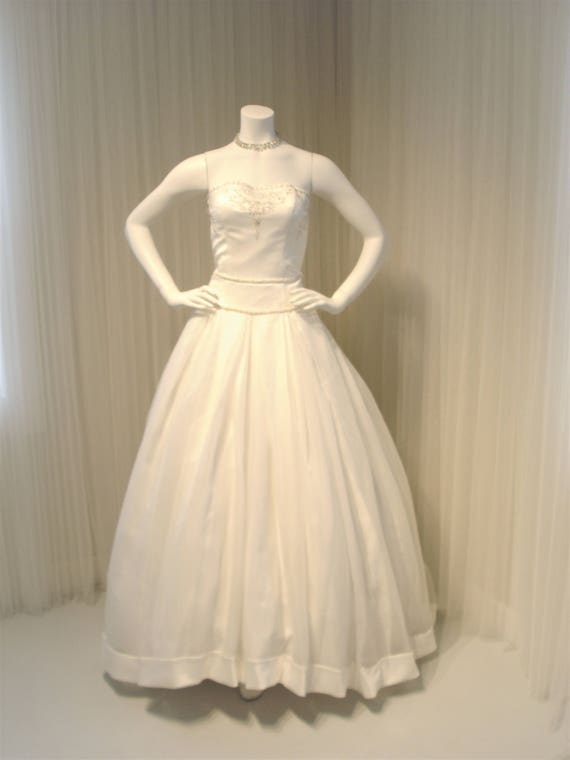 パロマブランカ　Paloma Blanca P5132 | Pleated Ballgown Wedding Dress with Pockets and
