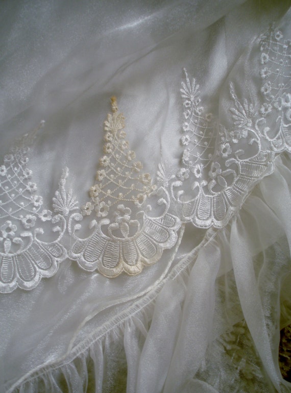 Vintage Ruffled Wedding Dress Lady Antebellum Sty… - image 4
