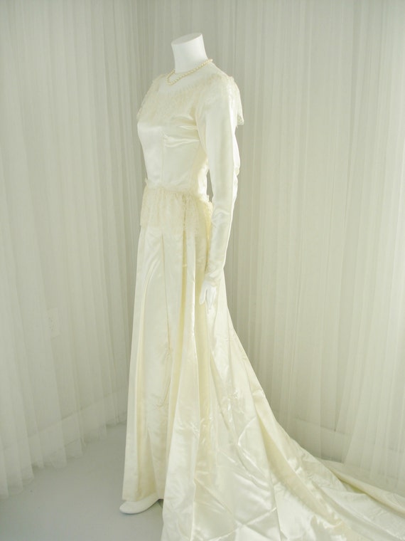 Early 20th Century 1930/40's satin and Lace Brida… - image 2