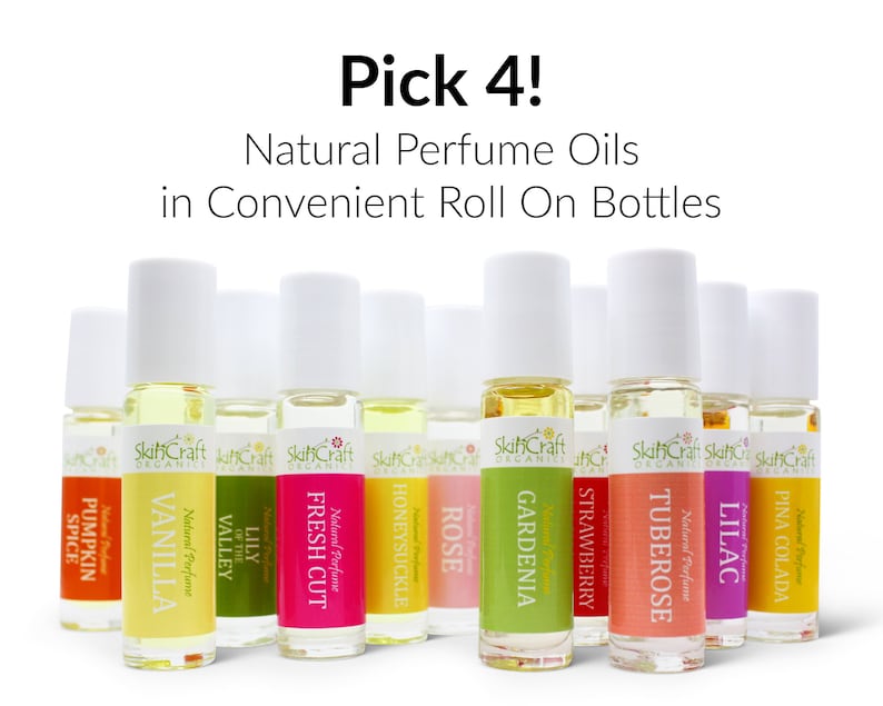 Puede incluir: Una selecci&oacute;n de 12 peque&ntilde;os frascos de vidrio con tapas de rodillo blancas. Cada frasco contiene un aceite de perfume natural diferente. Los frascos est&aacute;n etiquetados con los nombres de las fragancias: Pumpkin Spice, Vanilla, Lily of the Valley, Fresh Cut, Honeysuckle, Rose, Gardenia, Strawberry, Tuberose, Lilac y Pina Colada. El texto "Pick 4!" se muestra encima de los frascos. El texto "Natural Perfume Oils" se muestra debajo de los frascos. El texto "in Convenient Roll On Bottles" se muestra debajo del texto "Natural Perfume Oils".