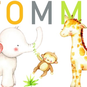 K&ouml;nnte beinhalten: Eine Aquarell-Illustration eines wei&szlig;en Elefanten, eines braunen Affen und einer gelben Giraffe mit braunen Flecken. Das Wort "TOMMY" ist in bunten Buchstaben &uuml;ber den Tieren geschrieben.