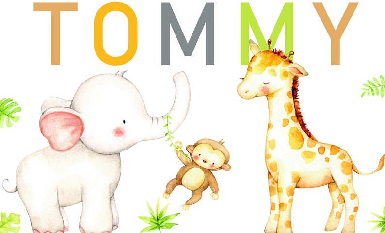 K&ouml;nnte beinhalten: Eine Aquarell-Illustration eines wei&szlig;en Elefanten, eines braunen Affen und einer gelben Giraffe mit braunen Flecken. Das Wort "TOMMY" ist in bunten Buchstaben &uuml;ber den Tieren geschrieben.