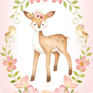 Op de afbeelding: Een aquarel-illustratie van een ree met een bloemenkrans, omringd door roze bloemen en groen. Twee uilen zitten op takken, ook versierd met bloemen.