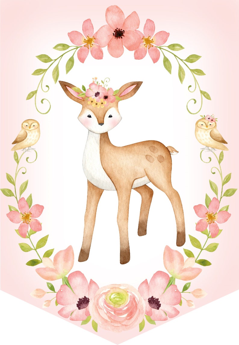 Op de afbeelding: Een aquarel-illustratie van een ree met een bloemenkrans, omringd door roze bloemen en groen. Twee uilen zitten op takken, ook versierd met bloemen.