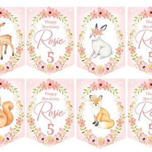 Op de afbeelding: Zes roze en groene bloemenbanners met illustraties van bosdieren. Elke banner zegt "Happy Birthday Rosie is 5". De dieren zijn een hert, een konijn, een eekhoorn en een vos.