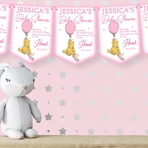 Puede incluir: Bandera de baby shower rosa con el texto "JESSICA'S Baby Shower". Presenta un tema de Winnie the Pooh y un conejito de peluche blanco. El fondo es rosa con patrones de estrellas.