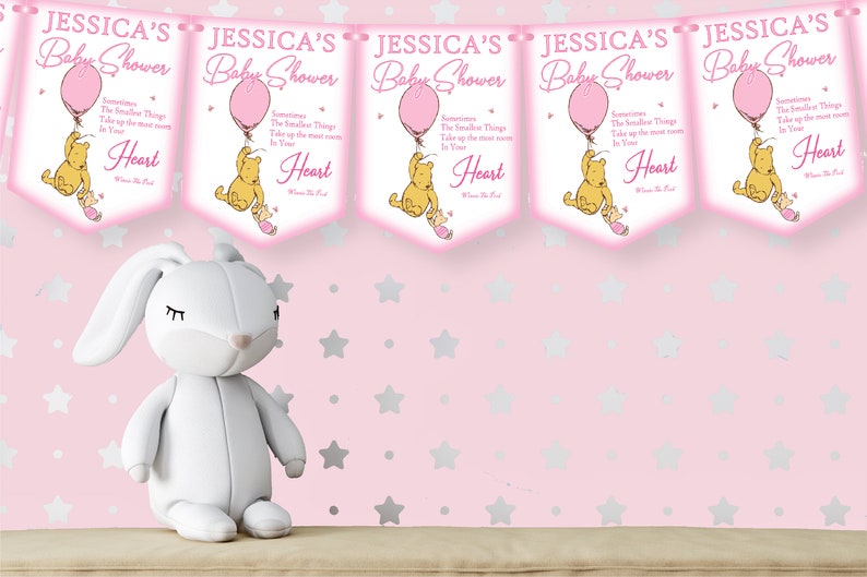 Puede incluir: Bandera de baby shower rosa con el texto "JESSICA'S Baby Shower". Presenta un tema de Winnie the Pooh y un conejito de peluche blanco. El fondo es rosa con patrones de estrellas.