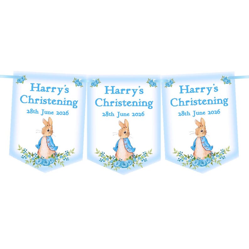 K&ouml;nnte beinhalten: Eine hellblaue Girlande mit dem Text "Harry's Christening 28th June 2026", der dreimal wiederholt wird. Jede Girlande zeigt eine Aquarellillustration eines Kaninchens mit blauem Jackett und blauen Blumen.