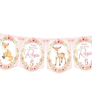 Op de afbeelding: Roze en groene verjaardagsbanners met een bosdieren thema met de tekst "Happy Birthday Rosie 5" die op elke vlag wordt herhaald. De vlaggen bevatten een eekhoorn, vos, hert en konijn.
