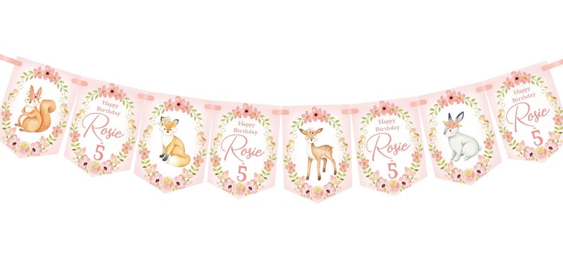 Op de afbeelding: Roze en groene verjaardagsbanners met een bosdieren thema met de tekst "Happy Birthday Rosie 5" die op elke vlag wordt herhaald. De vlaggen bevatten een eekhoorn, vos, hert en konijn.