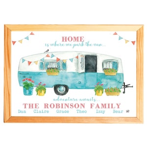 Op de afbeelding: Een aquarel-illustratie van een blauwe en witte camper met een bord waarop staat: "HOME is where we park the van... adventure awaits... THE ROBINSON FAMILY Dan Claire Grace Theo Izzy Bear".
