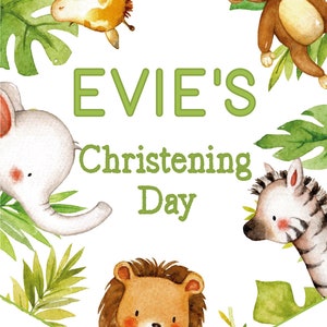 Może przedstawiać: Zielono-biały baner z dzikimi zwierzętami i tekstem "EVIE'S Christening Day". Zwierzęta to żyrafa, małpa, słoń, lew i zebra.