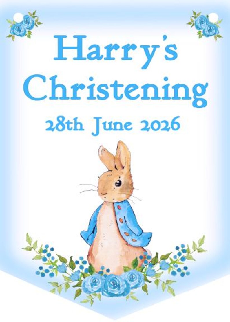 K&ouml;nnte beinhalten: Hellblaues Banner mit der Aufschrift "Harry's Christening 28th June 2026". Es zeigt eine Illustration eines Hasen in einem blauen Jackett, umgeben von blauen Blumen. Der Stil ist aquarellartig.