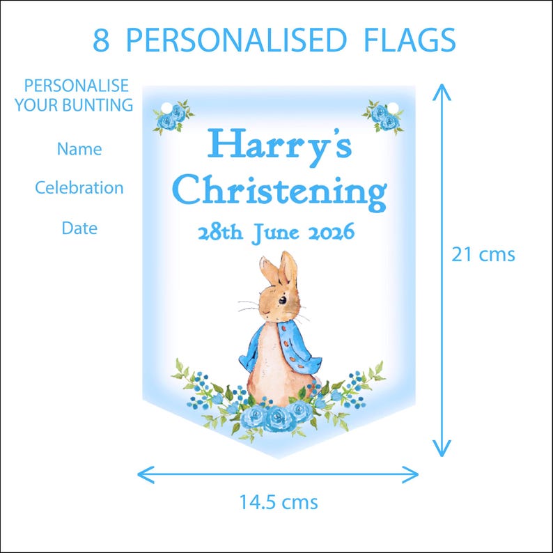 K&ouml;nnte beinhalten: Eine personalisierte Flagge f&uuml;r eine Taufe mit dem Text "Harry's Christening" und dem Datum "28. Juni 2026". Die Flagge ist 14,5 cm breit und 21 cm hoch, mit einer Peter-Rabbit-Illustration und floralen Akzenten. Der Text "8 personalisierte Flaggen" steht oben.