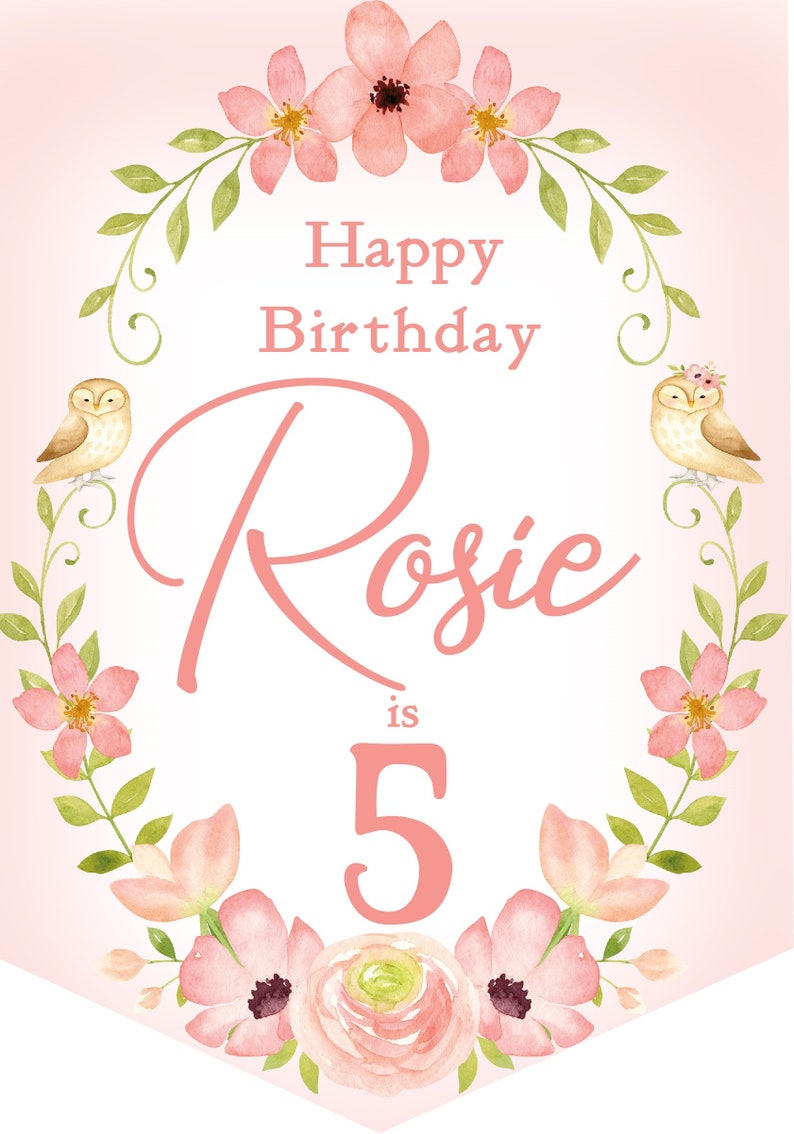 Op de afbeelding: Een roze en groene bloemen-verjaardagsbord met de tekst "Happy Birthday Rosie is 5". Twee uilen zitten op takken aan weerszijden van de tekst.
