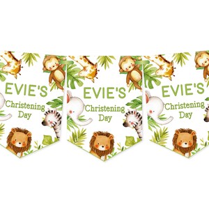 Może przedstawiać: Zielono-biały baner z tekstem "Evie's Christening Day" powt&oacute;rzonym trzy razy. Baner zawiera ilustracje zwierząt z dżungli, w tym żyrafę, małpę, słonia i zebrę.