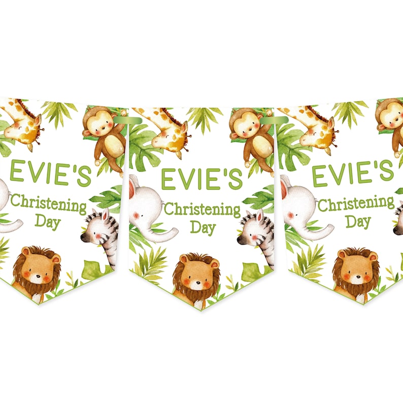 Może przedstawiać: Zielono-biały baner z tekstem "Evie's Christening Day" powt&oacute;rzonym trzy razy. Baner zawiera ilustracje zwierząt z dżungli, w tym żyrafę, małpę, słonia i zebrę.