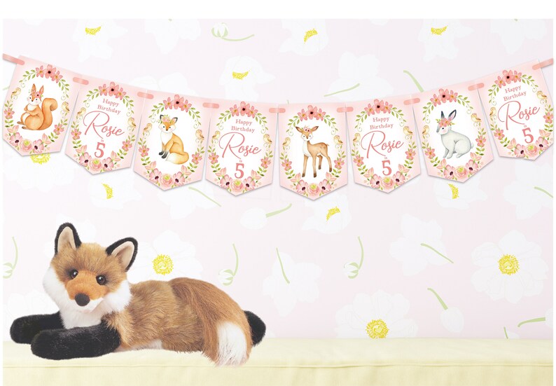 Op de afbeelding: Roze en witte banner met illustraties van bosdieren en de tekst "Happy Birthday Rosie 5".