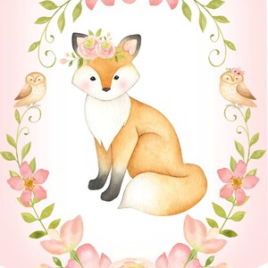 Op de afbeelding: Een aquarel-illustratie van een vos met een bloemenkrans, zittend in een krans van roze bloemen en groene bladeren. Twee uilen zitten op takken aan weerszijden van de vos.