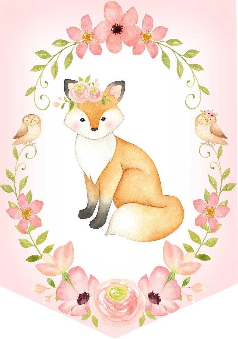 Op de afbeelding: Een aquarel-illustratie van een vos met een bloemenkrans, zittend in een krans van roze bloemen en groene bladeren. Twee uilen zitten op takken aan weerszijden van de vos.
