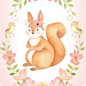 Op de afbeelding: Een aquarel-illustratie van een schattig eekhoorn dat een roze bloemenkrans draagt, omringd door een krans van roze bloemen en groene bladeren. Twee uilen zitten op takken aan weerszijden van het eekhoorn.