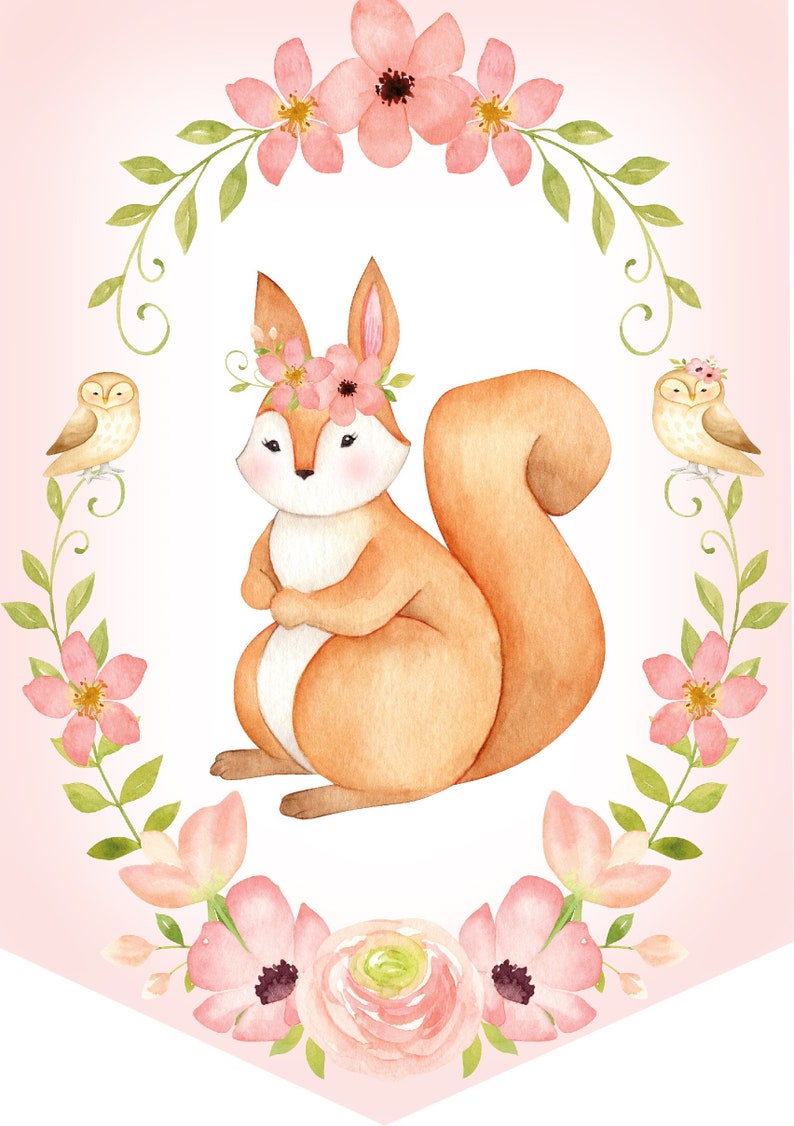 Op de afbeelding: Een aquarel-illustratie van een schattig eekhoorn dat een roze bloemenkrans draagt, omringd door een krans van roze bloemen en groene bladeren. Twee uilen zitten op takken aan weerszijden van het eekhoorn.