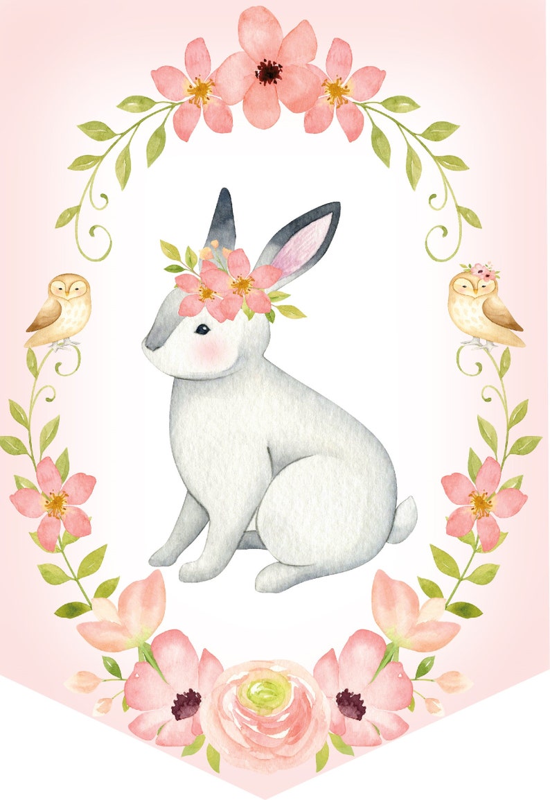 Op de afbeelding: Een aquarel-illustratie van een wit konijn met een roze bloemenkrans, omringd door roze bloemen en groene bladeren. Twee kleine bruine uilen zitten op takken aan weerszijden van het konijn.