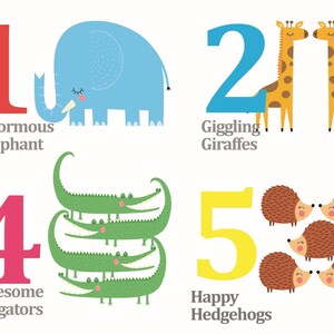 K&ouml;nnte beinhalten: Eine bunte Illustration der Zahlen 1 bis 5 mit Tieren. Die Nummer 1 ist rot und zeigt einen blauen Elefanten. Die Nummer 2 ist blau und zeigt zwei gelbe Giraffen. Die Nummer 4 ist rosa und zeigt vier gr&uuml;ne Alligatoren. Die Nummer 5 ist gelb und zeigt f&uuml;nf braune Igel. Der Text unter jeder Zahl beschreibt die Tiere.  "Enormous Elephant", "Giggling Giraffes", "Awesome Alligators", "Happy Hedgehogs".
