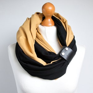 Zwarte sjaal met leer manchet, vrouwensjaal, maniersjaal, gift voor haar, mum gift, gift kleding afbeelding 2