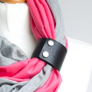 Foulard rond avec revers, écharpe printanière, écharpe tendance, écharpe rose avec revers noir, idées cadeaux, cadeau pour elle, écharpe tshirt image 4